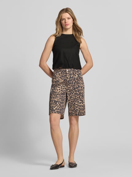 Frauenmodel trägt Regular Fit Top aus Viskose-Leinen-Mix Modell 'GOA' von Only in Schwarz, Optik: Unifarben, Flammgarn, Ganzkörperansicht von vorne.