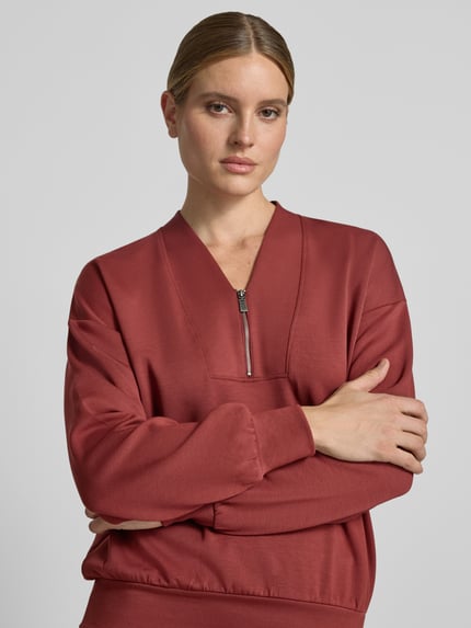 Vrouwenmodel draagt Relaxed Fit Sweatshirt aus Modal-Mix model 'BANU' van Soyaconcept in donkerrood, zachte stofstructuur, Nahaufnahme Oberkörper. Dames sweatshirt van Soyaconcept.
