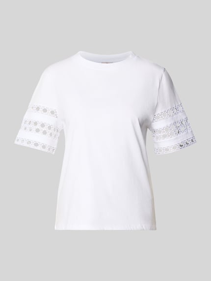 Produktfoto, wit t-shirt met 1/2-mouwen en ronde hals, puur katoen, getailleerd model 'APE' van EMME, mouwen met kant