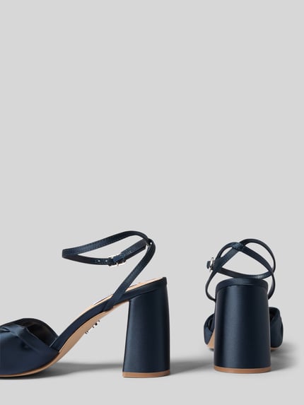 Produktfoto, Sandaletten mit Blockabsatz Modell 'Meladi' von Steve Madden, dunkelblau, Strasssteinbesatz, offene Ferse, abgerundete Passform, Absatzhöhe 10 cm bei Größe 40, matte und glatte Textur, Rückansicht.