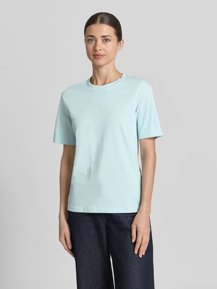 Frauenmodel trägt T-Shirt aus Baumwolle mit Rundhalsausschnitt von Jake*s Casual in Hellblau, Regular Fit, Ganzkörperansicht von vorne.