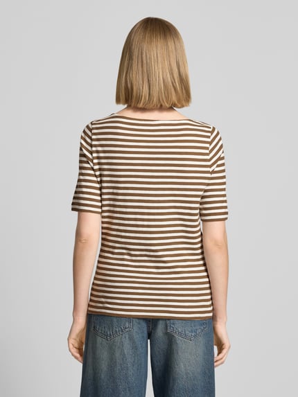 Vrouwenmodel draagt Slim Fit T-shirt uit pure katoen met all-over gestreept motief van s.Oliver RED LABEL, look: jersey, labelpatch, boothals, 1/2-mouwen, kleur bruin-wit, gevlamd garen, pure katoen. Ganzekörperansicht Rückansicht.