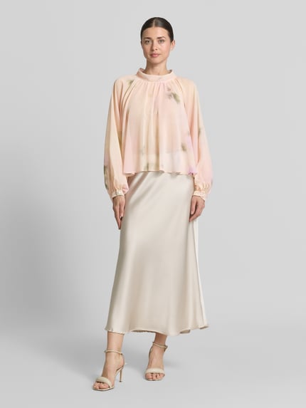 Frauenmodel trägt Loose Fit Bluse mit Allover-Muster von MAX&Co., semitransparente Optik, Maokragen, Chiffon, Ganzkörperansicht von vorne.