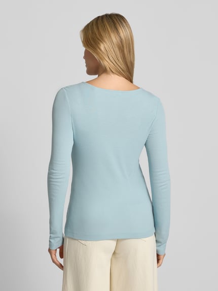 Frauenmodel trägt Langarmshirt mit Rundhalsausschnitt Modell 'Smallo' von OPUS in Hellblau, unifarben, Modalmix, Ganzkörperansicht Rückansicht.