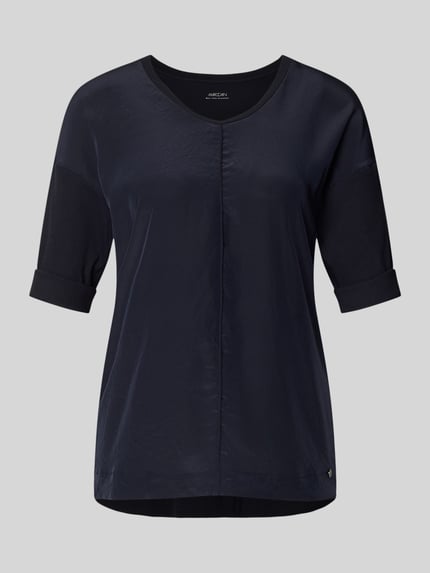 Produktfoto, T-Shirt mit Ärmelaufschlag und Rundhalsausschnitt von Marc Cain, damski t-shirt z mieszanki bawełny z dodatkiem streczu, krój straight fit, okrągły dekolt, rękawy z zakładką, detal z logo, długość tyłu w rozmiarze 36: 62 cm, kolor ciemnogranatowy, gładka tekstura, proste linie