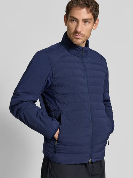 Männermodel trägt Regular Fit Sweatjacke mit Steppung von Polo Ralph Lauren in Dunkelblau, Horizontale Steppstruktur, Ganzkörperansicht von vorne.