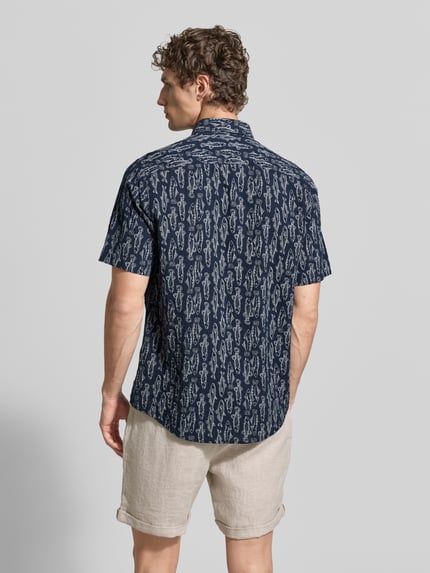 Männermodel trägt Regular Fit Freizeithemd mit Button-Down-Kragen von Lerros, dunkelblau mit Allover-Look im Baumwoll-Elasthan-Mix, Ganzkörperansicht Rückansicht. Rückenlänge 78 cm, Schulterbreite 45 cm, Ärmellänge 26 cm bei Größe M.
