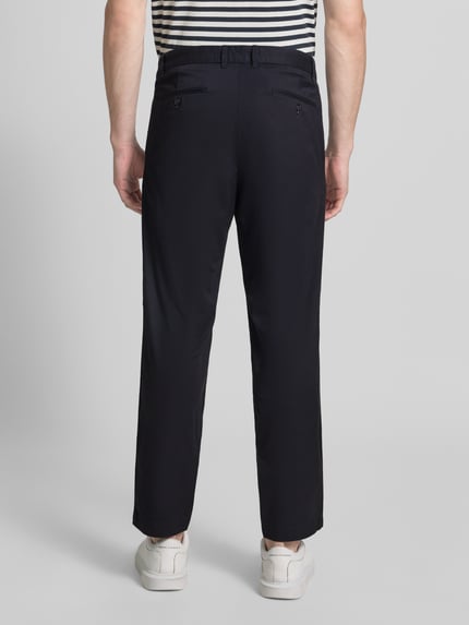 Mannenmodel draagt Tapered Fit broek met achterzakken van MCNEAL, materiaalmix met katoen, drapering, zwarte kleur, achteraanzicht.
