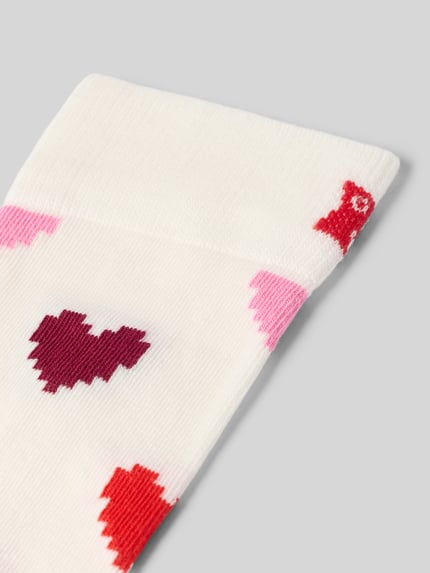 Produktfoto, Socken aus elastischem Baumwoll-Mix Modell 'Pixel Heart' von HAPPY SOCKS, weiß mit roten und pinken Pixel-Herzen, Textur gerippt, Allover-Muster, Label-Detail sichtbar, Damen Socken