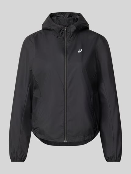 Produktfoto, schwarze Jacke mit Logo-Print und Kapuze von ASICS, gerader Schnitt, Reißverschluss, elastische Abschlüsse, verlängertes Rückenteil, glatte Struktur, sportlicher Look
