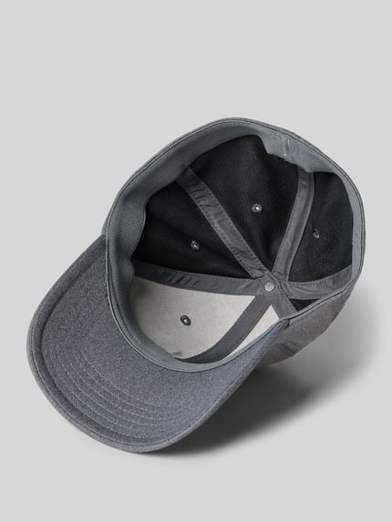 Produktfoto, szara Basecap mit Label-Stitching von Armour, usztywniany daszek, otwory wentylacyjne, regulowane zapięcie, tekstura materiału widoczna