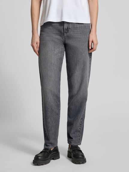 Frauenmodel trägt Straight Leg Jeans im 5-Pocket-Design von Emporio Armani in Grau, Baumwoll-Mix, Gerader-Schnitt, Knopf- und Reißverschluss, Ganzkörperansicht von vorne.