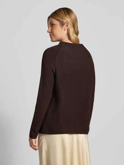 Frauenmodel trägt Strickpullover mit Stehkragen von monari in Dunkelbraun, Grobstrick, Regular Fit, Rückansicht, Baumwoll-Mix, Ganzkörperansicht Rückansicht.