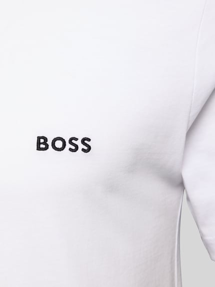 Männermodel trägt Regular Fit T-Shirt aus reiner Baumwolle im 3er-Pack Modell 'CLASSIC' von BOSS, Optik: Unifarben, Nahaufnahme Oberkörper.