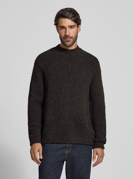 Męski model nosi Oversized Fit Pullover aus Schurwoll-Mix von Marc O'Polo, ciemny kolor, faktura boucle, Ganzkörperansicht von vorne.