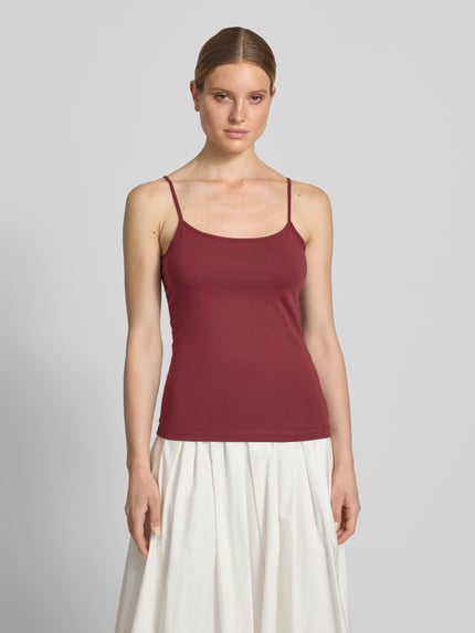 Vrouwenmodel draagt Regular Fit Trägertop aus Baumwoll-Mix van s.Oliver RED LABEL in effen bordeaux, verstelbare spaghettibandjes, katoenmix. Vooraanzicht bovenlichaam.