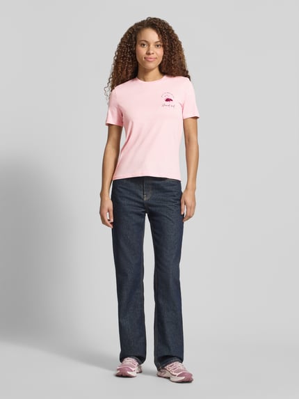 Vrouwenmodel draagt Regular Fit T-shirt uit puur katoen model 'KITA' van Only, look: effen, met motiefprint en pailletten, korte mouw, jersey, ronde hals, geheel van voren.