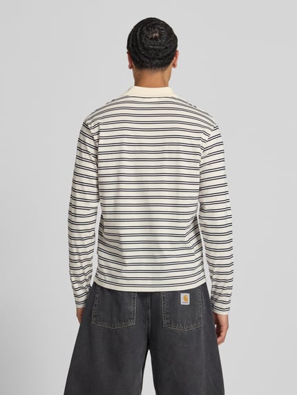 Männermodel trägt Regular fit poloshirt met streepmotief model 'CASSIS' van Jack & Jones, puur katoen, shirt met lange mouwen, ruglengte bij maat M 66 cm, rugaanzicht.