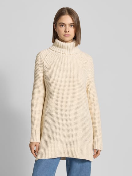 Frauenmodel trägt Regular Fit Rollkragenpullover aus Baumwoll-Mix von Marc O'Polo Denim, unifarben, Grobstrick, Longline, Ganzkörperansicht von vorne.