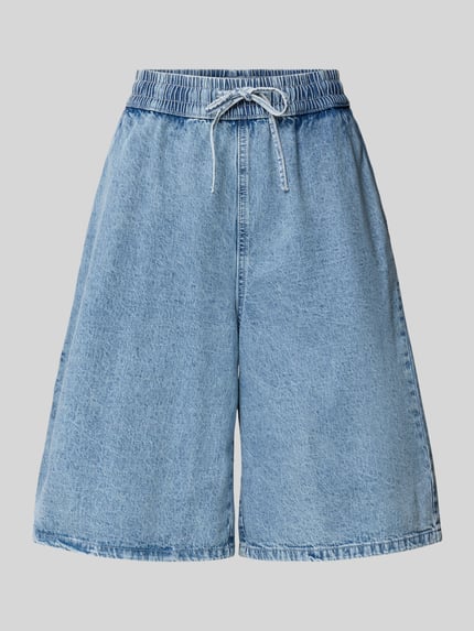 Produktfoto, jasnoniebieskie, szerokie szorty jeansowe z czystej bawełny, elastyczny pas, Jeansshorts mit weitem Bein Modell 'SIGNE' od Noisy May, Szerokość w rozmiarze S: 38 cm, długość nogawki wewnętrznej: 27 cm, widoczna tekstura denimu