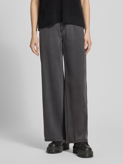 Kobiece modelka nosi Wide Leg Jeans aus Lyocell-Mix Modell 'SMIDI' od Pieces, denim o szerokim kroju, 5 kieszeni, szaro-czarny, z przodu, zbliżenie na dolną część ciała