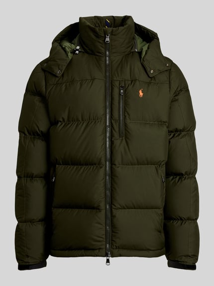 Produktfoto, olivgrüne Regular Fit Daunenjacke mit Logo-Stitching von Polo Ralph Lauren, gesteppte Oberfläche, Herren Daunenjacke von Polo Ralph Lauren
