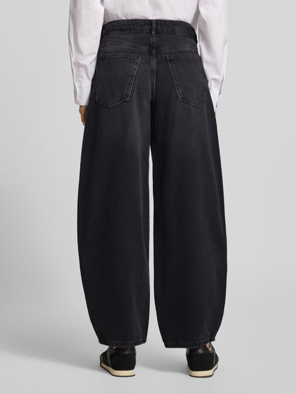 Frauenmodel trägt Regular Fit Barrel Jeans mit Bundfalte Modell 'Lolah edit' von OPUS in dunklem Denim, Wide Leg, 5-Pocket, Ganzkörperansicht Rückansicht.