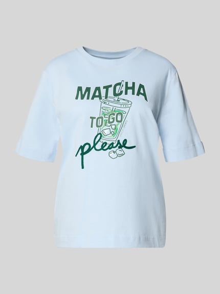 Produktfoto, Slim Fit T-Shirt mit Motiv-Print von Marc Cain aus reiner Baumwolle, Halbarm Design, Rundhalsausschnitt, Rückenlänge 58 cm bei Größe 36, hellblau mit grünem Motiv-Print
