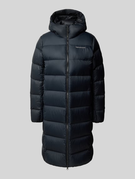 Produktfoto, Steppmantel mit Daunen-Federn-Füllung Modell 'FROST' von Peak Performance in Dunkelblau mit Kapuze, Reißverschluss und Eingrifftaschen, glatte Oberfläche, horizontale Steppnähte, Regular Fit, minimalistische Optik.