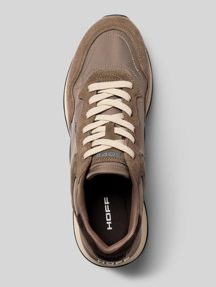 Produktfoto, Sneaker aus Leder-Mix Modell 'City' von HOFF in Braun mit Kontrastbesatz, Label-Print und strukturierter Sohle auf grauem Hintergrund. Kontext: Herren Sneaker von HOFF, Leder-Mix, abgerundete Form, Modell 'City', Schnürverschluss, Kontrastbesatz, Label-Print, strukturierte Sohle, Absatzhöhe bei Größe 45: 2 cm, Schafthöhe bei Größe 45: 9 cm, Schaftweite bei Größe 45: 10 cm.