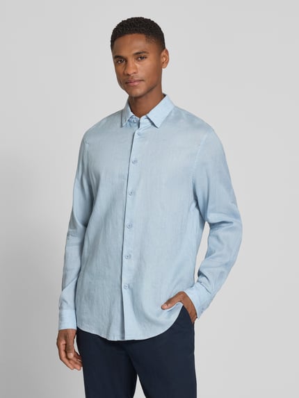 Männermodel trägt Slim Fit Freizeithemd aus Leinen-Baumwoll-Mix Modell 'RAMIS' von Drykorn, Two-Tone, hellblau, Ganzkörperansicht von vorne.