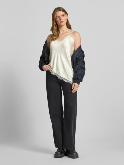 Kobiece model prezentuje Shaped Fit Trägertop aus Satin Modell 'BELLA' od Only, efekt: jednolity kolor, obszycie koronką, dekolt w serek, cienkie regulowane ramiączka, wykończenie: asymetryczny krój, wykończenie materiału: satyna, pełny widok z przodu