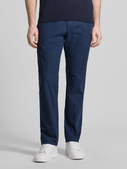 Männermodel trägt Regular Fit Hose aus Baumwoll-Leinen-Mix mit Glencheck-Muster von Christian Berg Men in Dunkelblau, productdetails uit de context, Nahaufnahme Vorderansicht