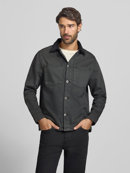 Männermodel trägt Regular Fit Overshirt mit Kentkragen Modell 'Corduroy' von Lindbergh, bawełna, imitacja sztruksu, listwa guzikowa, kieszenie na piersi, długość tyłu w rozmiarze M: 69 cm, Ganzkörperansicht von vorne