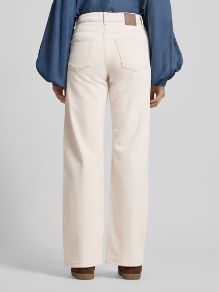 Frauenmodel trägt Wide Fit Jeans aus Baumwoll-Mix Modell 'WIDE BEA-KORI' von Selected Femme, efekt: jednolity kolor, krój wide fit, wysoki stan, naszywka z logo, nity, szlufki na pasek, zapięcie na guzik i zamek błyskawiczny, 5 kieszeni, wykończenie materiału: mieszanka bawełny, denim, widok: ganzkörperansicht rückansicht.