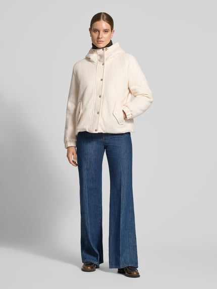 Frauenmodel trägt Regular Fit Jacke mit Woll-Anteil von White Label in Creme mit Kapuze, Eingrifftaschen und Knopfverschluss, Ganzkörperansicht von vorne. Material-Mix, Schulterbreite 49 cm, Rückenlänge 64 cm, Brustweite 62 cm, Ärmellänge 62 cm.