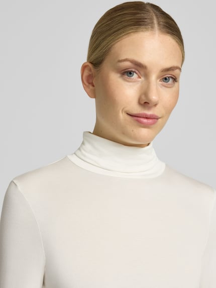 Vrouwenmodel draagt shirt met lange mouwen met col van Christian Berg Woman, viscosemix, recht model, dames, Nahaufnahme Oberkörper. Ruglengte bij maat S: 60 cm.