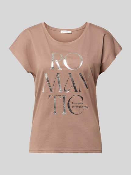 Produktfoto, Regular Fit T-Shirt aus Viskose-Mix mit Statement-Print von Christian Berg Woman, Damen T-Shirt in Braun mit silbernem Statement-Print, Rundhalsausschnitt, Rückenlänge bei Größe S 56 cm, glatte Oberfläche