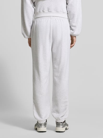 Männermodel trägt Sweatpants mit Eingrifftaschen Modell 'ATUBAY' von American Vintage, Baumwoll-Elasthan-Mix, Relaxed-Fit, Ganzkörperansicht Rückansicht.