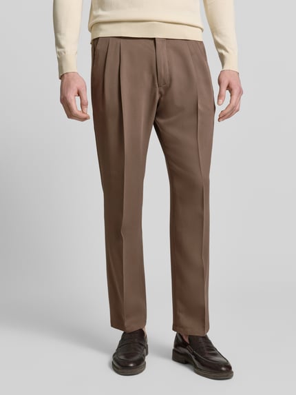 Männermodel trägt Straight Fit Stoffhose aus Lyocell-Mix Modell 'Leek' von Drykorn in Braun, Bügelfalten, Nahaufnahme Oberkörper.