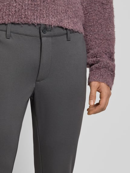 Männermodel trägt Slim Fit Chino aus Viskose-Mix Modell 'MARK' von Only & Sons, Optik: Unifarben, Nahaufnahme Oberkörper.