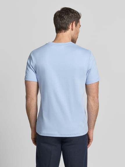 Männermodel trägt T-Shirt mit Logo-Stitching Modell 'Priamo' von JOOP! Collection in Hellblau, Reine Baumwolle, Gerader-Schnitt, Rückenlänge 69 cm, Ganzkörperansicht Rückansicht.