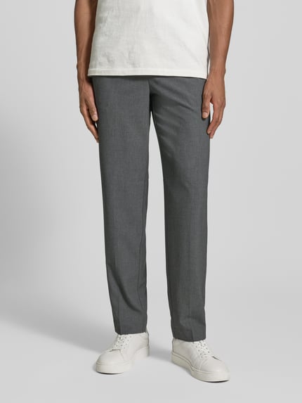 Männermodel trägt Relaxed Fit Hose mit elastischem Bund von Lindbergh in Grau, Material-Mix, gerades Bein, Ganzkörperansicht von vorne.