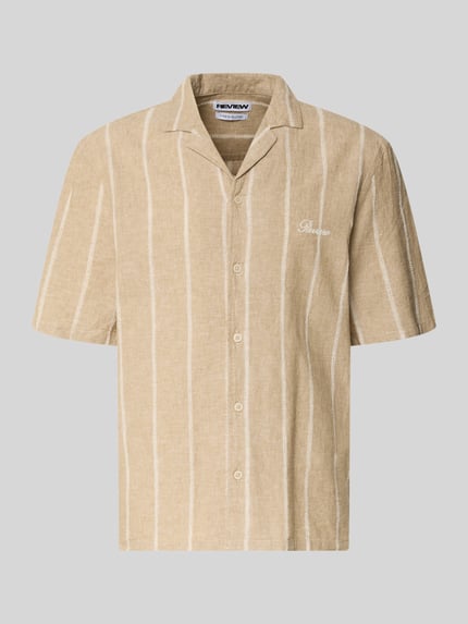 Produktfoto, Regular Fit Freizeithemd aus Baumwoll-Leinen-Mix mit Reverskragen von REVIEW, beige mit weißen Streifen, strukturierte Oberfläche, Allover-Look, Label-Stitching, kurze Ärmel, vorne zugeknöpft, neutraler Hintergrund.
