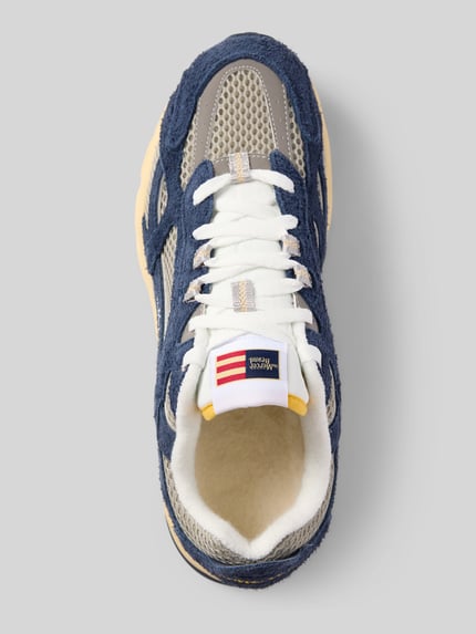 Productfoto, Sneaker uit leer-mix model 'Re-Run Americana' van The Mercer, afgeronde pasvorm, gestructureerde zool, labeldetail, grijs, blauw, wit