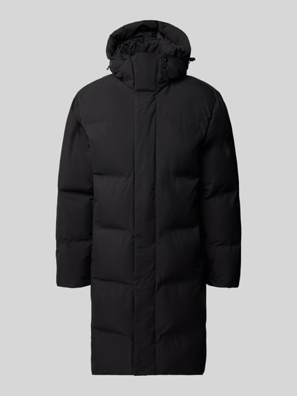 Produktfoto, Steppjacke mit Kapuze und Eingrifftaschen von Lindbergh, czarna, prostokątne pikowania, krój regular fit, zasłonięty zamek błyskawiczny, kieszenie boczne, długość tyłu w rozmiarze M: 110 cm, szerokość ramion w rozmiarze M: 46 cm, szerokość klatki piersiowej w rozmiarze M: 57 cm, długość rękawa w rozmiarze M: 66 cm