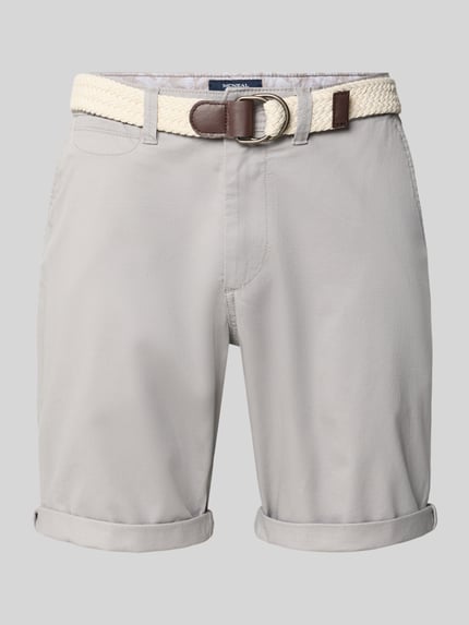 Produktfoto, Bermudas mit Gürtel und Eingrifftaschen von MCNEAL aus Baumwoll-Mix mit Stretch-Anteil, Straight Fit, helle Farbe, glatte Textur.