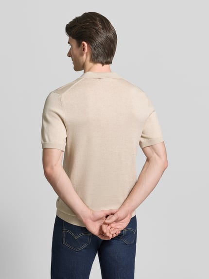 Männermodel trägt Regular Fit Poloshirt mit Knopfleiste Modell 'BELLS' von Casual Friday, beigefarbener Baumwoll-Lyocell-Mix, Ganzkörperansicht Rückansicht.