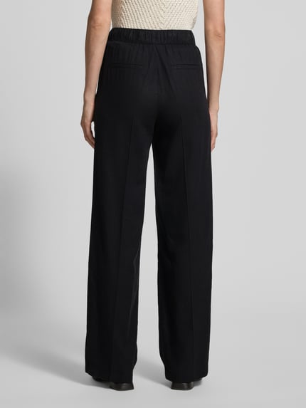 Frauenmodel trägt Relaxed Fit Weite Hose aus Leinen-Viskose-Mix von s.Oliver RED LABEL, Optik: Unifarben, Ganzkörperansicht Rückansicht.