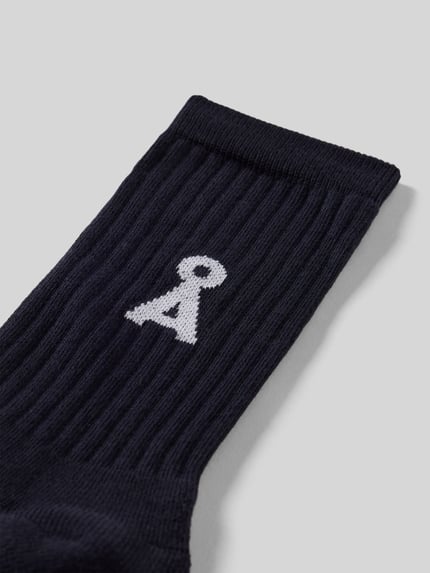 Productfoto, donkerblauwe uniseks Sokken uit katoenmix model 'SAAMUS BOLD' van Armedangels, uni kleur met label-details en geribde boordafwerking, stretchmateriaal.